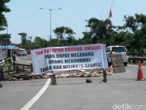 Tuntut Ganti Rugi Lahan, Warga Tutup Jalan Tol Makassar