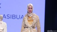 Foto: Koleksi Anniesa Hasibuan di Muslim Fashion Festival 2017