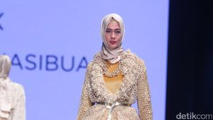Foto: Koleksi Anniesa Hasibuan di Muslim Fashion Festival 2017