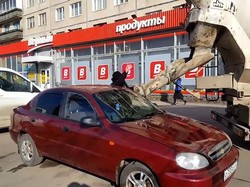 Kesal, Pria Ini Cor Mobil Istrinya Pakai Semen