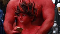 Fans Setan Merah beraksi. Reuters/Phil Noble.