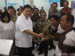 Menperin Serahkan 100 Pacul ke Petani dan Pelaku Industri Kecil