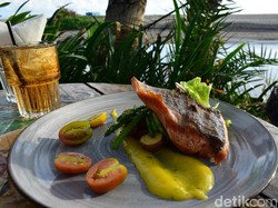 La Laguna: Semilir Angin Mengiringi Santapan Salmon yang Gurih Mantap