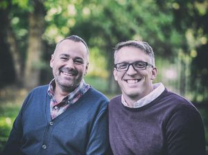 Pria Ini Trekking 800 Km Sembari Dorong Temannya yang Sakit Langka