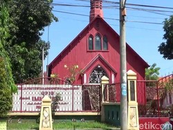 Gereja Merah ini Ramai Dikunjungi Wisatawan Mancanegara