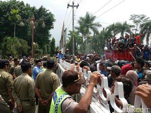 Penambang Pasir dan Sopir Truk Demo di Pemkab Magelang