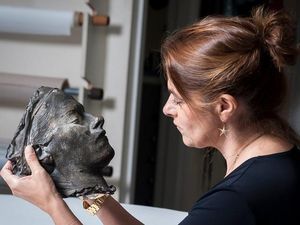 Aneh! Topeng Kematian Seniman Tracey Emin Akhirnya Terjual