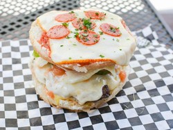 Mau Pizza atau Burger? Meatzza Bisa Jadi Pilihan Enak