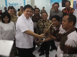 Menperin Bagi-bagi 100 Cangkul Lokal ke Petani dan Industri Kecil