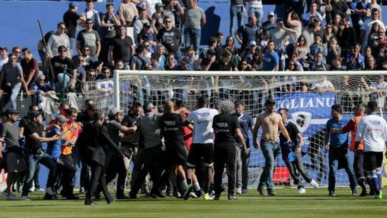 Penonton Masuk Lapangan dan Serang Pemain Lyon, Laga Dihentikan Penonton Masuk Lapangan dan Serang Pemain Lyon, Laga Dihentikan