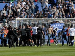 Penonton Masuk Lapangan dan Serang Pemain Lyon, Laga Dihentikan