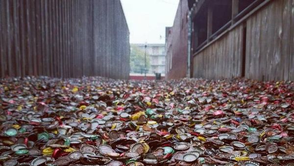 Foto: Jalanan Berlapis Tutup Botol