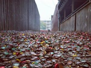 Foto: Jalanan Berlapis Tutup Botol