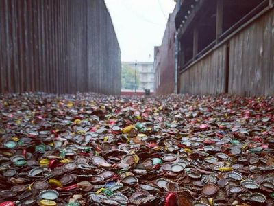 Foto: Jalanan Berlapis Tutup Botol