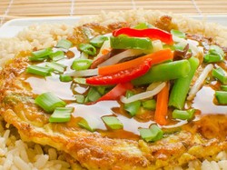 Sekali-sekali Makan Fu Yung Hai yang Gurih Bersaus Asam Manis di Sini!