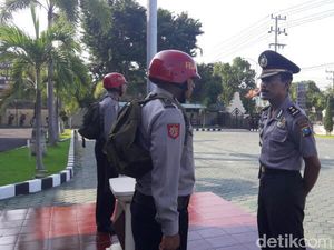 Kapolda Jatim Janji Beri Sanksi Polisi yang Cekoki Miras ke Pelajar