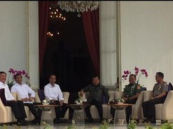 Jokowi, JK dan Empat Jenderal Bincang Santai di Beranda Istana