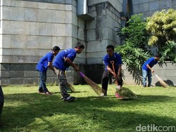 Jelang Bebas, Napi Lapas Cilegon Bersih-bersih Masjid Agung