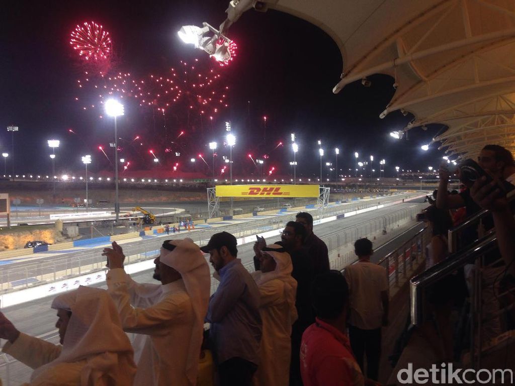Kemenangan Vettel pada Pesta yang Sepi di Sakhir Kemenangan Vettel pada Pesta yang Sepi di Sakhir