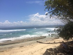 Bukan Bali, Pantai Idaman Peselancar Ternyata Ada di Lampung