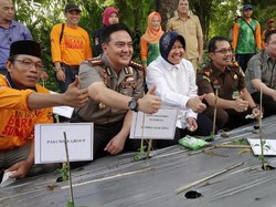 Wali Kota Risma Tutup Aksi Sedekah Bibit Cabai di Surabaya