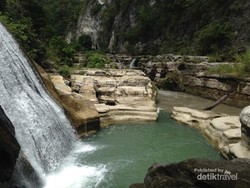 Punya 2 Warna, Ini Air Terjun Unik di Sumba