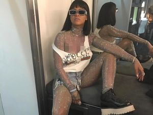 Pakai Bodysuit Transparan di Coachella, Total Busana Rihanna Rp 112 Juta