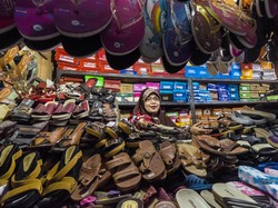 Pedagang Sandal di Pasar Tradisional