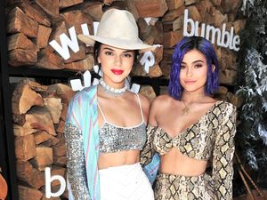 Nonton Pertandingan Rugby, Kendall dan Kylie Jenner Disoraki