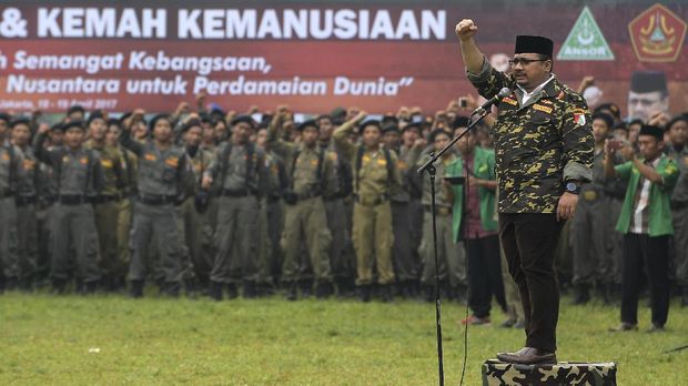 Ketua Umum GP Ansor Yaqut Cholil Qoumas (kanan) menyampaikan pengarahan kepada anggota Barisan Ansor Serbaguna (Banser) Nahdlatul Ulama dalam Apel Kebangsaan dan Kemah Kemanusiaan di Bumi Perkemahan Ragunan, Jakarta Selatan, Selasa (18/4). Kegiatan dalam rangka hari lahir ke-83 GP Ansor tersebut mengangkat tema Memperteguh Semangat Kebangsaan, Membawa Khazanah Islam Nusantara untuk Perdamaian Dunia. ANTARA FOTO/Sigid Kurniawan/aww/17.