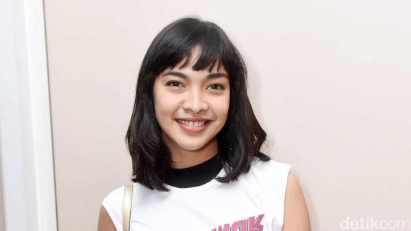 Gaya Kasual Tika Bravani