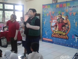 Adit Sopo Jarwo Hibur Siswa-siswi Sekolah Dasar