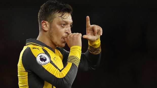 Mesut Oezil dikenal mantan guru bahasa Inggrisnya sebagai sosok dermawan. (