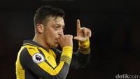 Meski banyak ditekan, Arsenal akhirnya keluar sebagai pemenang berkat gol Mesut Oezil. Reuters/Lee Smith.