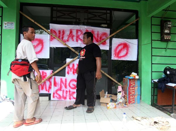 Warga Segel Kantor DPC PPP