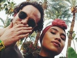 Foto: Gaya Hijab Penyanyi Yuna di Coachella, Pakai Batik Hingga Jeans