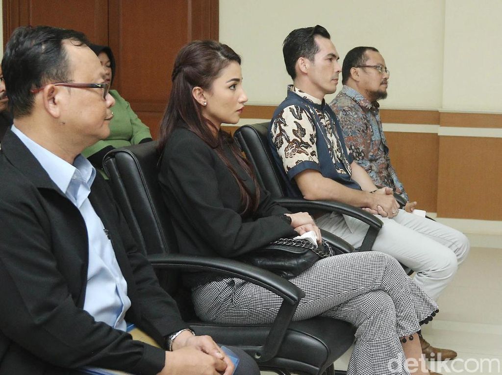Panas - Dingin Sidang Cerai Atalarik dan Tsania Marwa Panas - Dingin Sidang Cerai Atalarik dan Tsania Marwa