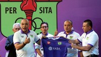 Turut hadir Manager Persita Tangerang Kadafi Yahya disaksikan Pemilik Persita Tangerang Ahmed Zulfikar usai memperkenalkan kostum baru Persita Tangerang kepada Bupati Tangerang Zaki Iskandar. Foto: dok Persita