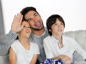 Kompaknya Reza Rahadian dan Dua Keponakannya, Udah Cocok Jadi Ayah?
