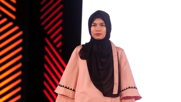 Foto: Koleksi Vivi Zubedi di Fashion Nation 2017