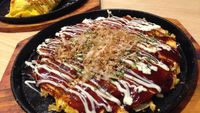 Nikmatnya Okonomiyaki dan Yakisoba yang Tersaji Hangat Dalam Hot Plate