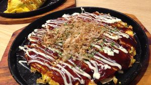 Nikmatnya Okonomiyaki dan Yakisoba yang Tersaji Hangat Dalam Hot Plate
