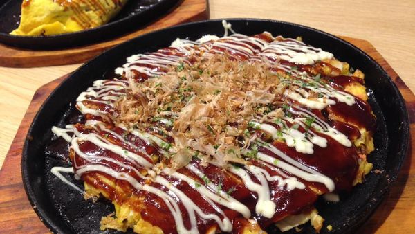 Nikmatnya Okonomiyaki dan Yakisoba yang Tersaji Hangat Dalam Hot Plate