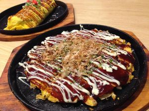 Nikmatnya Okonomiyaki dan Yakisoba yang Tersaji Hangat Dalam Hot Plate Nikmatnya Okonomiyaki dan Yakisoba yang Tersaji Hangat Dalam Hot Plate