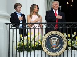 Netizen Kritisi Trump yang Lupa Hormat saat Nyanyikan Lagu Kebangsaan