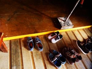 Alasan di Balik Anjuran Melepas Sepatu Saat Masuk Rumah Alasan di Balik Anjuran Melepas Sepatu Saat Masuk Rumah
