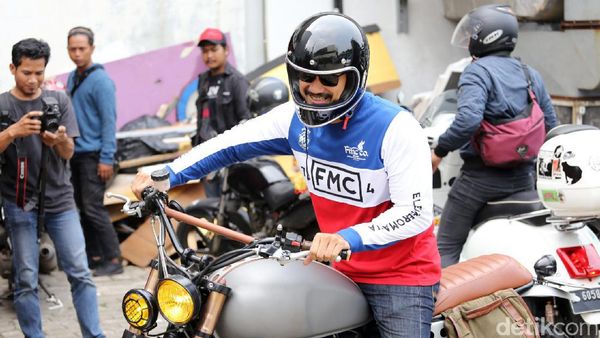 Brumm...Aksi Tora Sudiro dengan Triumph Bonneville