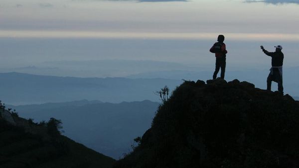 Potret Sunrise Puncak Sikunir yang Tertutup Mendung