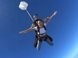 Liburan Deg-degan Bella Hadid di Dubai