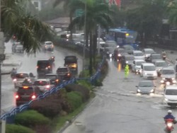 Diguyur Hujan Deras, Banjir Membuat Macet Lalin di Pekanbaru
